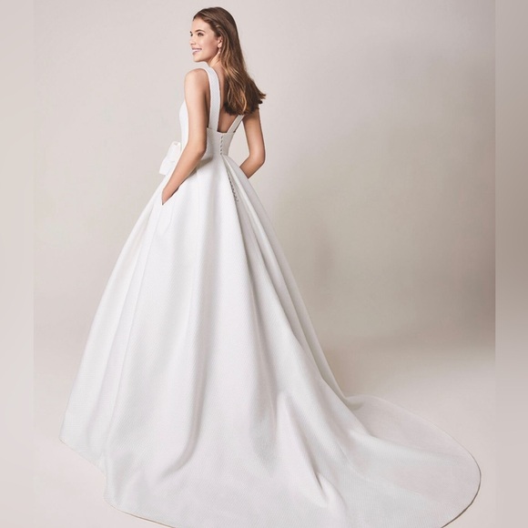 Jesus Peiro 2020 – 110 Sample Gown - Picture 2 of 7